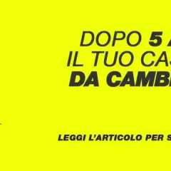 Casco da moto in carbonio con dettagli gialli. Testo: "Dopo 5 anni il tuo casco è da cambiare?". Scopri dove si buttano i caschi da moto.