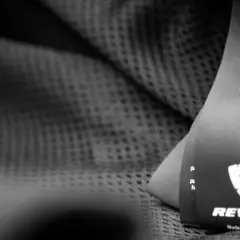 Etichetta con simboli di sicurezza e certificazione casco moto AAA, marchio REV'IT!.