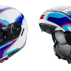 Due caschi da moto bianchi con grafiche blu, rosse e azzurre. Uno è un casco integrale, l'altro è un modulare aperto.