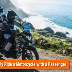 Coppia in moto lungo la costa, con il passeggero in posizione sicura.