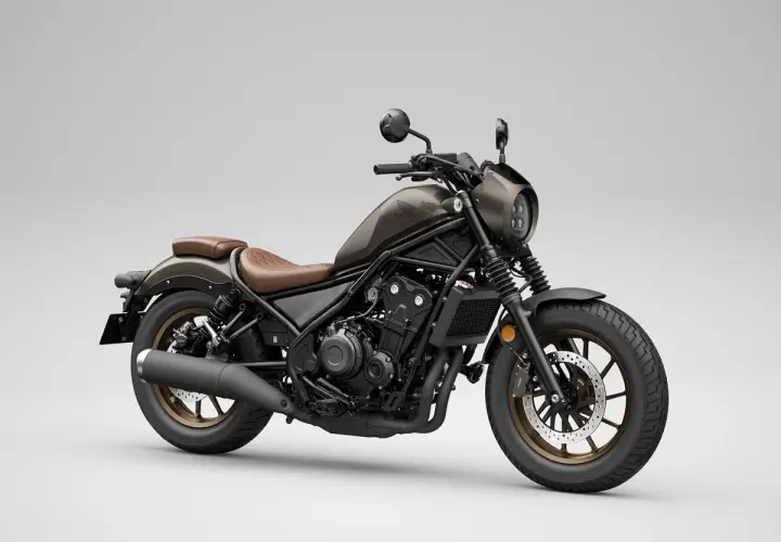 Moto custom bobber marrone con sella in pelle, cerchi color bronzo e faro tondo. Stile minimalista e aggressivo.
