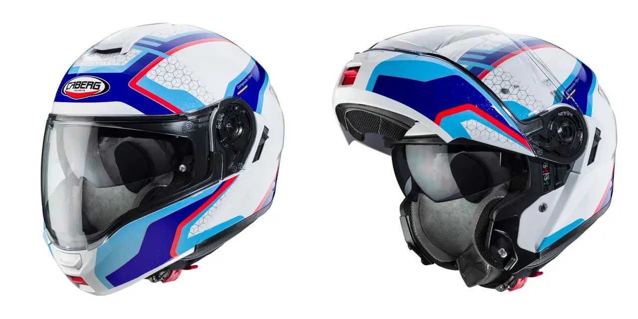 Due caschi da moto bianchi con grafiche blu, rosse e azzurre. Uno è un casco integrale, l'altro è un modulare aperto.