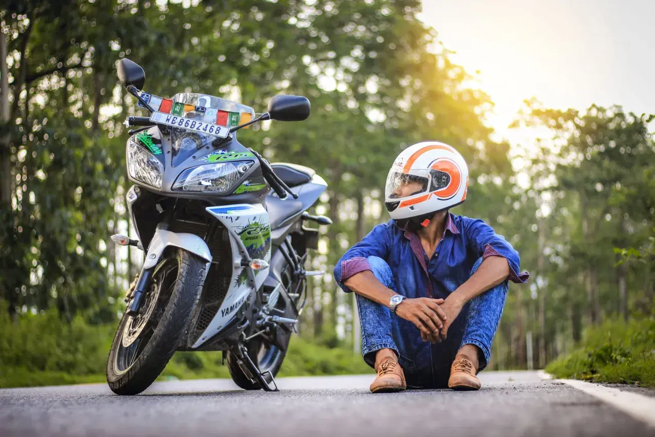 Giovane con casco da moto, pronto per allargare un casco stretto e partire per un'avventura.