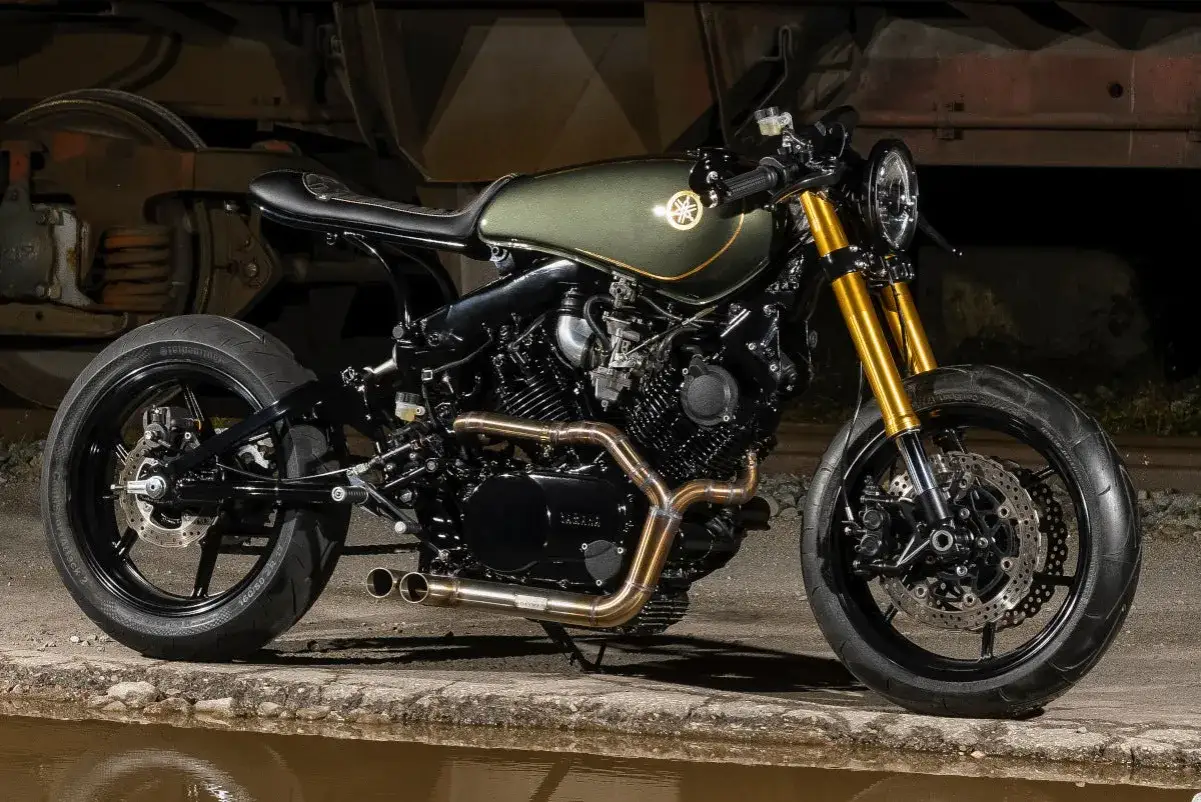 Una splendida cafe racer custom verde oliva con dettagli dorati, pronta per sfrecciare.