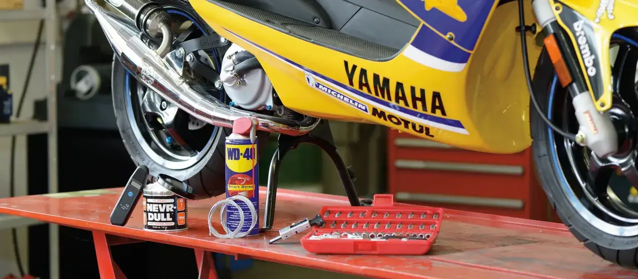 Attrezzi per lo spurgo freni scooter Yamaha: WD-40, kit chiavi, lucido e manometro.